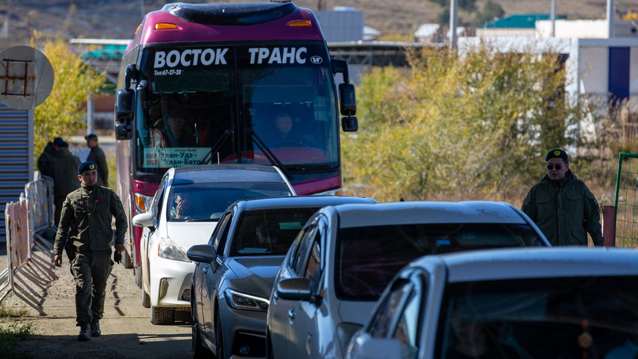 Kolejka aut czekających na wjazd do Mongolii na przejściu granicznym w Altabulag