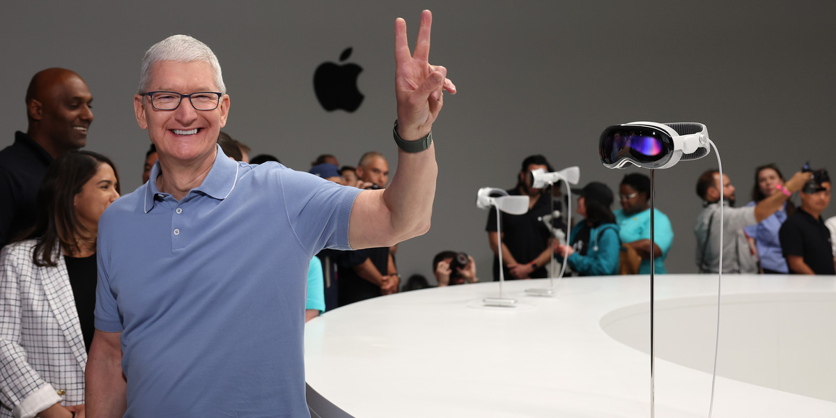 Prezes Apple'a Tim Cook prezentuje nowy zestaw słuchawkowy Apple Vision Pro. Kalifornia, 5 czerwca 2023 r.
