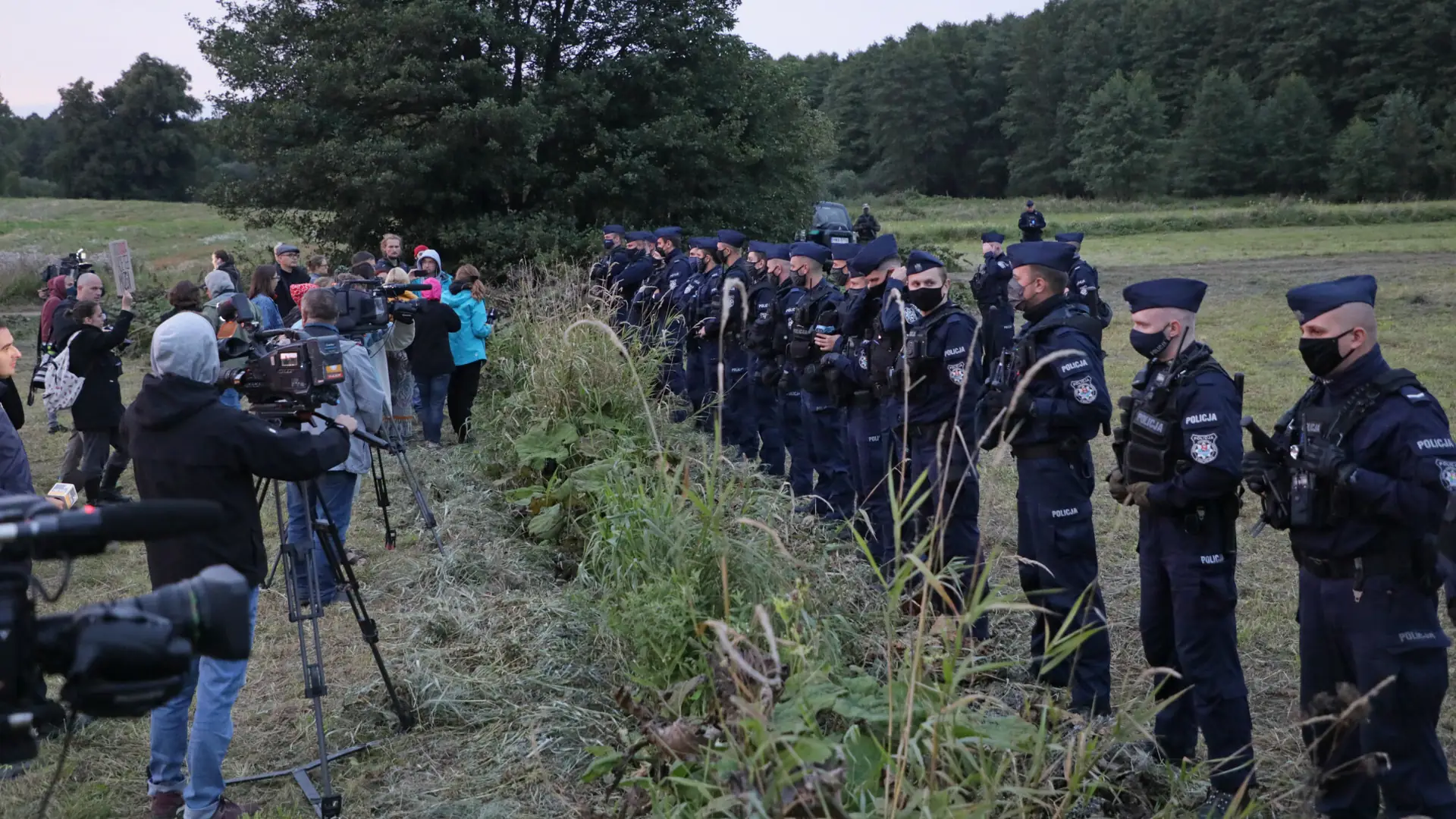 "Nie wpuszczać", "strzelać jak do kaczek". Oblewamy egzamin solidarności z migrantami