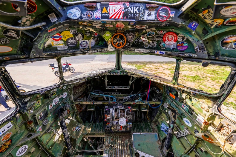 Kokpit američkog vojnog aviona "Daglas C-47" u podzemnoj vazduhoplovnoj bazi Željava