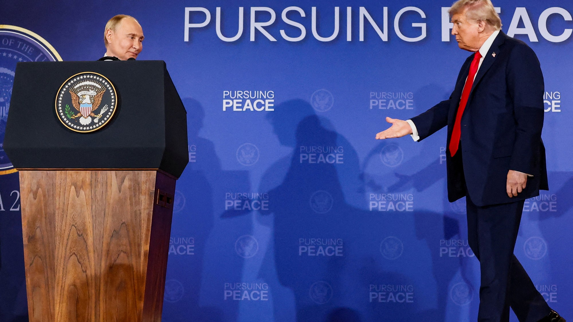 Vladimir Putin a Donald Trump na tlačovej konferencii v Anchorage