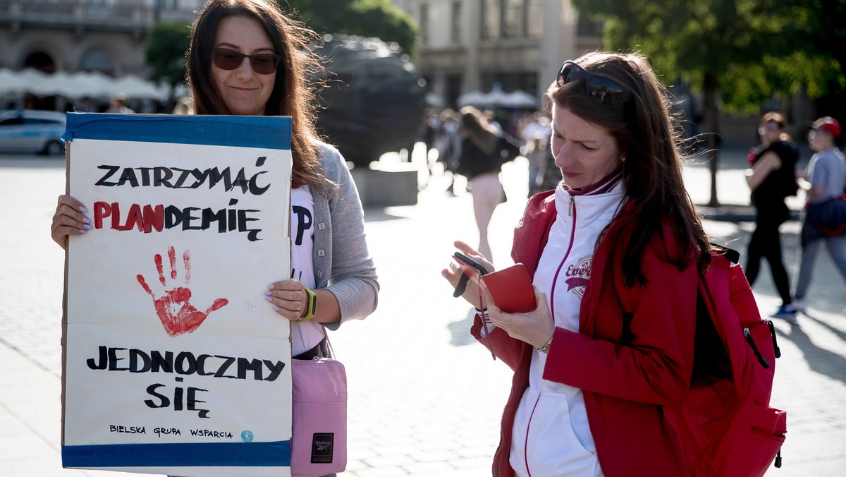 Protest na Rynku Głównym w Krakowie pod hasłem Zatrzymać plandemię. 