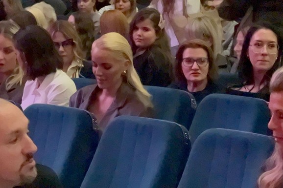 BIVŠA DEVOJKA SAŠE KOVAČEVIĆA NA NJEGOVOM KONCERTU Ljubila i njegovog kolegu, a sad uživa u prvom redu