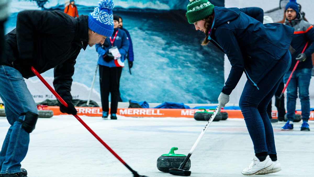 Lubisz rywalizację? Szukasz pomysłu na aktywne spędzenie czasu ze znajomymi? Wybierz się na curling z Merrell na Zimowym Narodowym na płycie PGE Narodowego. We współpracy z Marcinem Madejem, instruktorem curlingu z Polskiej Federacji Klubów Curlingowych przygotowaliśmy krótki przewodnik dla początkujących w tej dyscyplinie. A marka Merrell podpowiada, jak się ubrać wybierając się na curling.