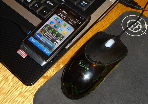 N8 w zestawieniu z myszką komputerową. Mimo pozorów nie jest to monstrualne urządzenie i bez problemu mieści się w kieszeni