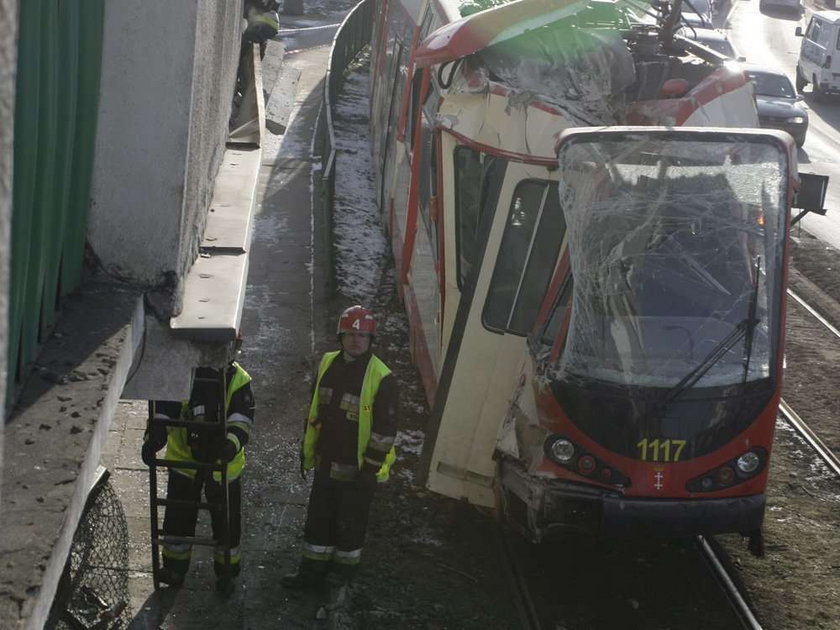 Tramwaj wbił się w dom