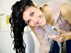 Twarda woda zdrowia nie doda: Oto, jak wpływa na stan włosów i skóry głowy