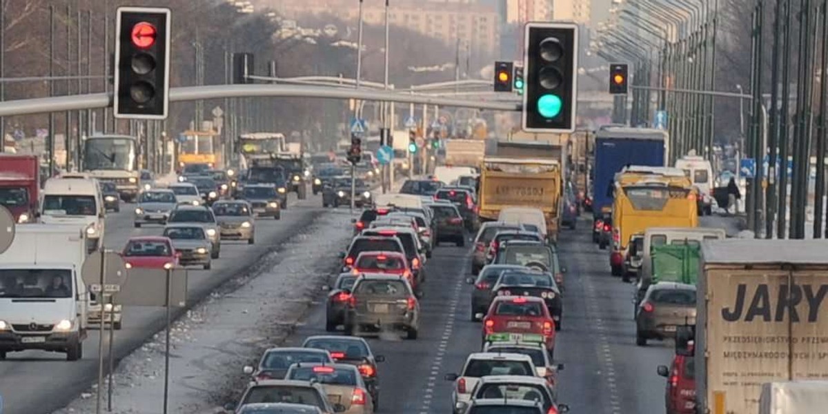 Przez te światła stoimy w korkach