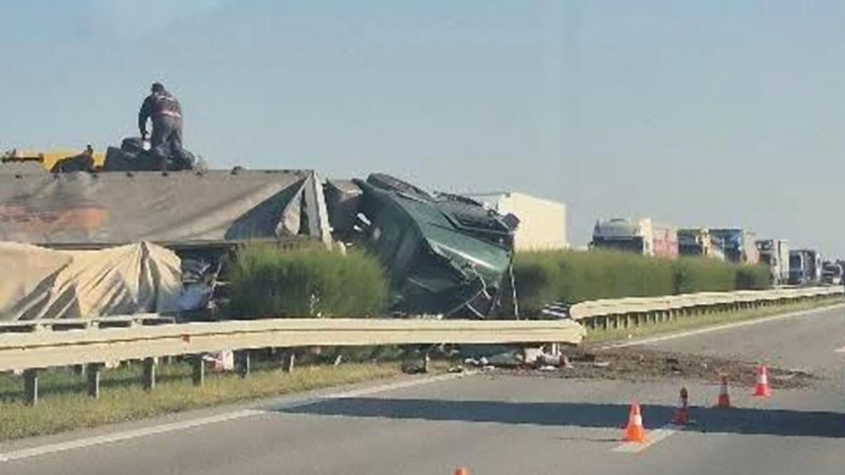 Šleper se prevrnuo na auto-putu Subotica-Novi Sad, kod petlje Vrbas