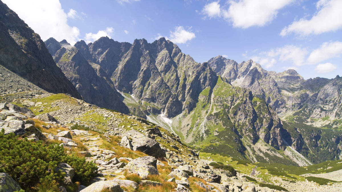 Letni sezon turystyczny w Tatrach Słowackich został zakończony. Zgodnie z przepisami parku narodowego TANAP szlaki znakowane powyżej otwartych zimą schronisk pozostają od 1 listopada do 15 czerwca sezonowo zamknięte.