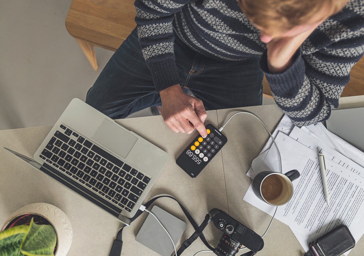 Praca hybrydowa już standardem. Tylko 8 proc. firm stawia na biuro [RAPORT]