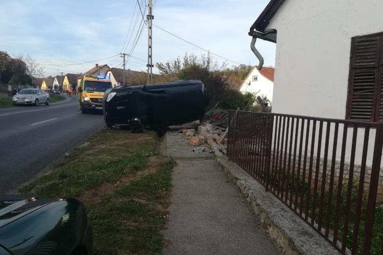 Az oldalára fordult terepjáró a levegőben többször megpördülve csapódott József házának kerítésébe. A férfi épp kint nyírta a füvet /fotó: police.hu