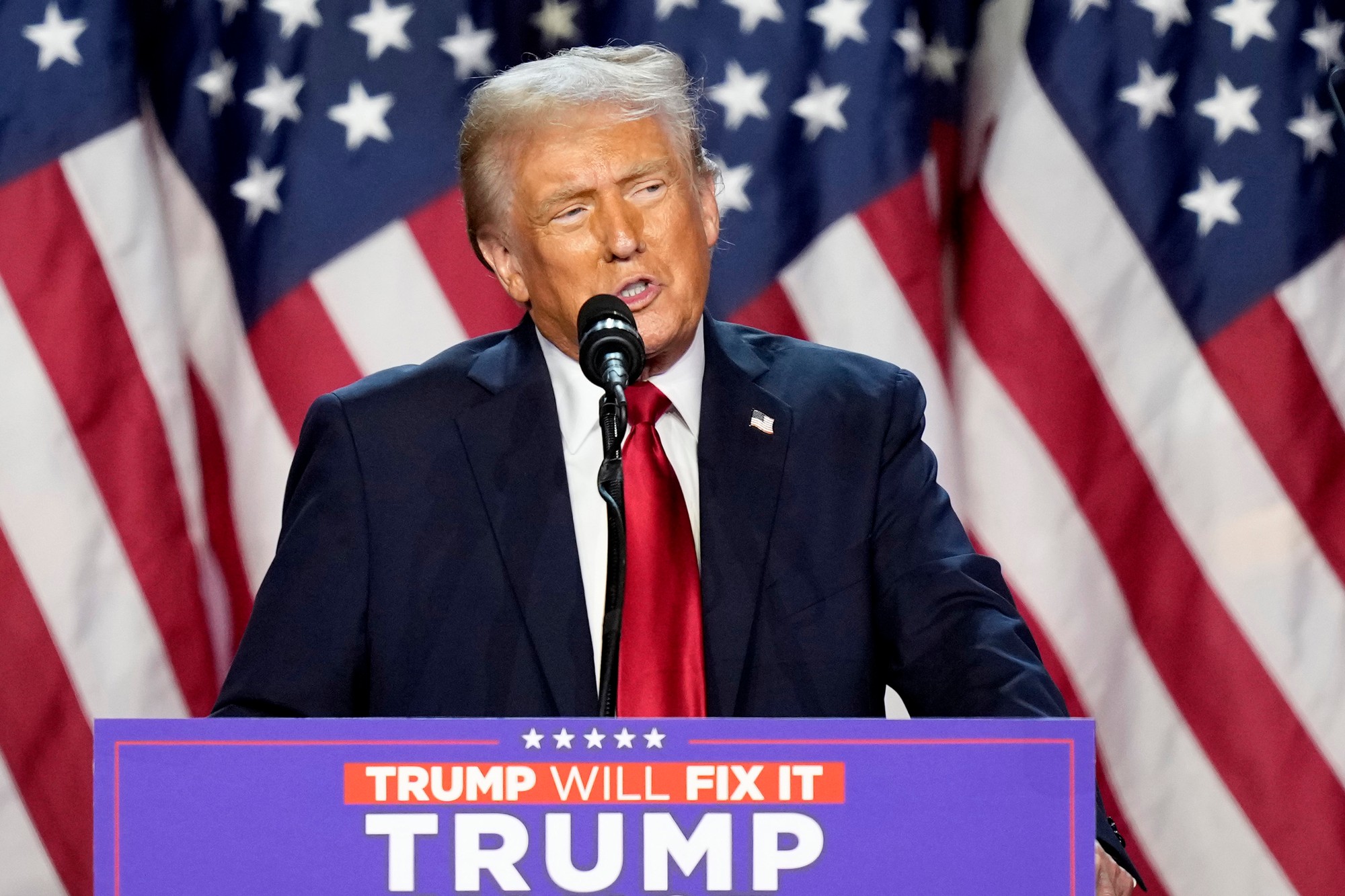 Donald Trump počas volebnej noci v americkom West Palm Beach 5. novembra 2024.