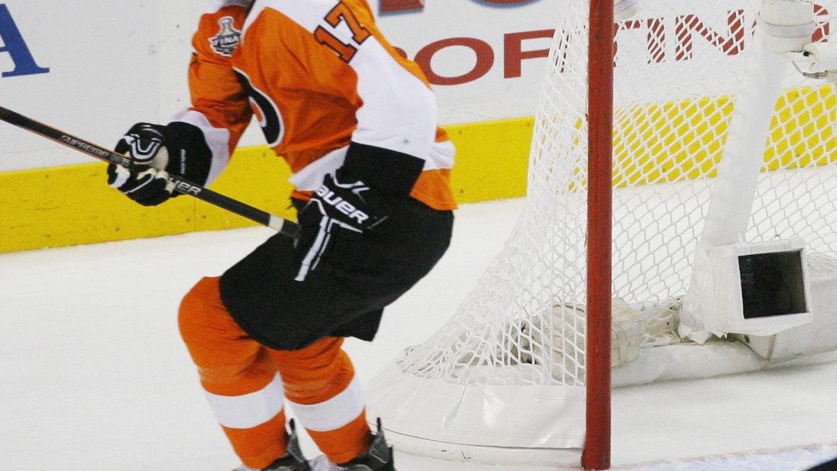 Klub ligi NHL, Philadelphia Flyers, przedłużył kontrakt ze swoim najlepszym hokeistą Jeffem Carterem. Nie są znane szczegóły nowej umowy, ale dziennikarze "Philadelphia Daily News" twierdzą, że zawarto ją na 11 sezonów i opiewa na 58 milionów dolarów.