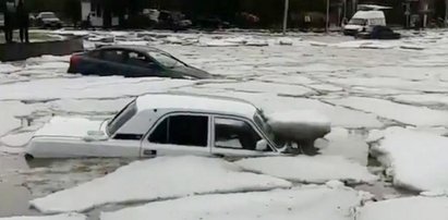 Po gradobiciu miasto skuły "lodowe góry". Czegoś takiego jeszcze nie było!