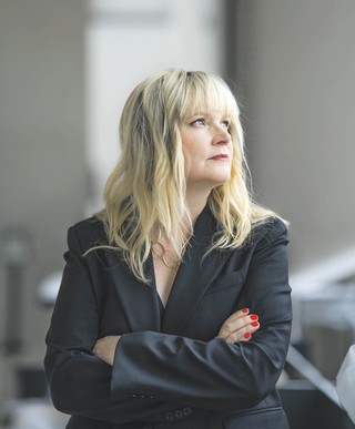 Alison M. Gingeras – amerykańska eseistka i kuratorka. Pracowała i organizowała wystawy m.in. w Muzeum Guggenheima w Nowym Jorku, Centre Pompidou w Paryżu oraz Palazzo Grassi w Wenecji. Autorka wystawy „Kwestia kobieca 1550–2025” w MSN w Warszawie