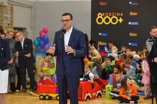 Marlena Maląg, Mateusz Morawiecki i Anita Czerwińska na konf. z okazji Międzynarodowego Dnia Rodzin. Otwock, 15.05.2023 r.