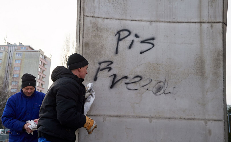 Zdewastowany Pomnik Poległych Stoczniowców na Placu Solidarności w Gdańsku