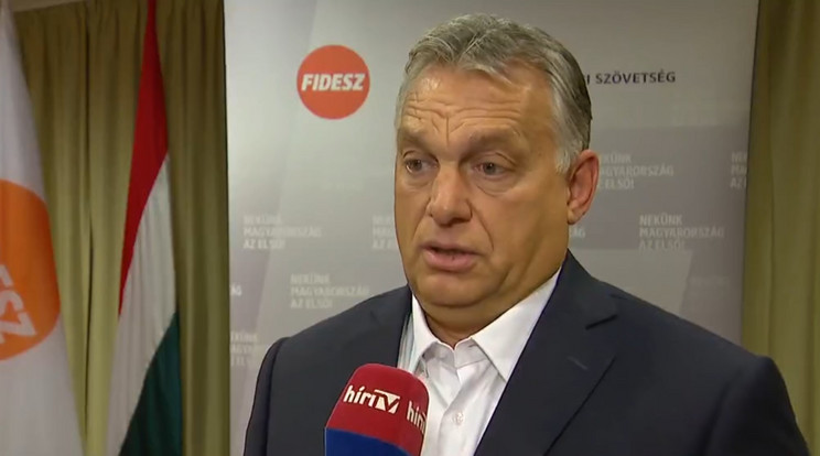 Orbán Viktor kormányfő a Hír Tv-nek adott interjút a kihelyzett frakcióülésen