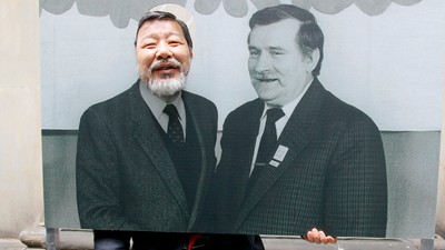 Yoshiho Umeda na zdjęciu zrobionym w ramach akcji upamiętniającej wybory z 4 czerwca 1989 r., Warszawa, maj 2009 r.