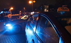 Napaść seksualna w taksówce na aplikację. Kierowca usłyszał zarzuty