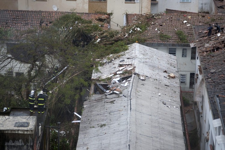 Zniszczone budynki na które spadła cessna z kandydatem na prezydenta Brazylii Eduardo Camposem