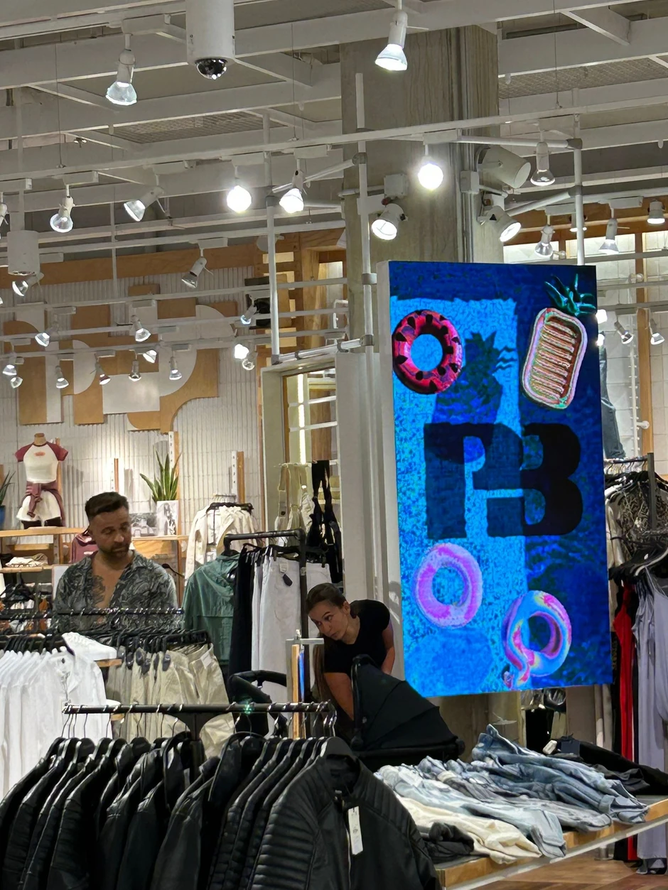 Sava i Adriana u šopingu