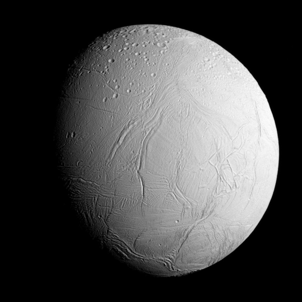 NASA opublikowała najnowsze zdjęcia Enceladusa 