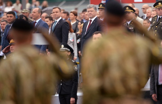 Prezydent Andrzej Duda i prezydent Ukrainy Petro Poroszenko oraz premier Ukrainy Wołodymyr Hrojsman podczas oficjalnych obchodów 25-lecia niepodległości Ukrainy na Majdanie Niepodległości w Kijowie