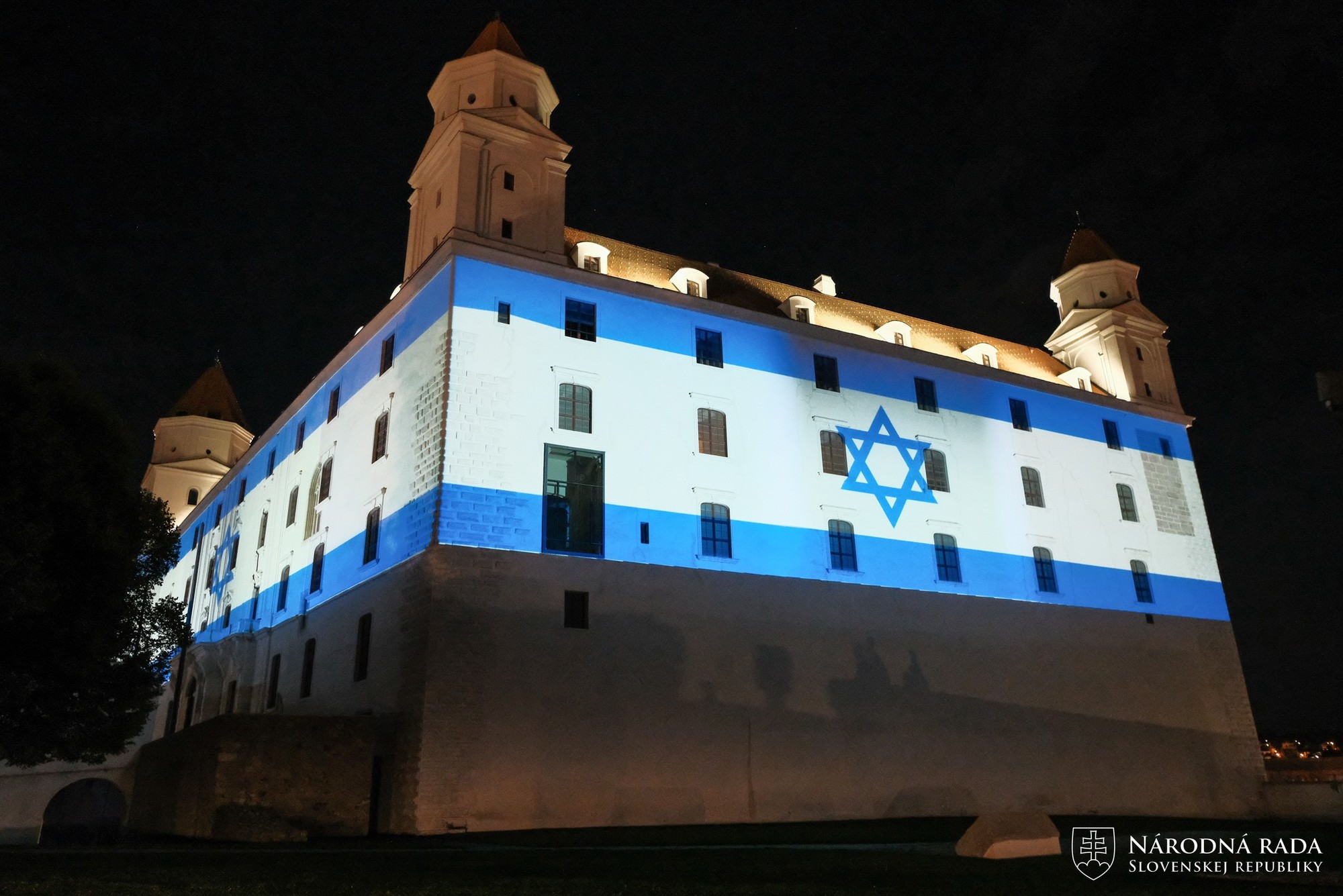 Bratislavský hrad nasvietený vo farbách Izraela.