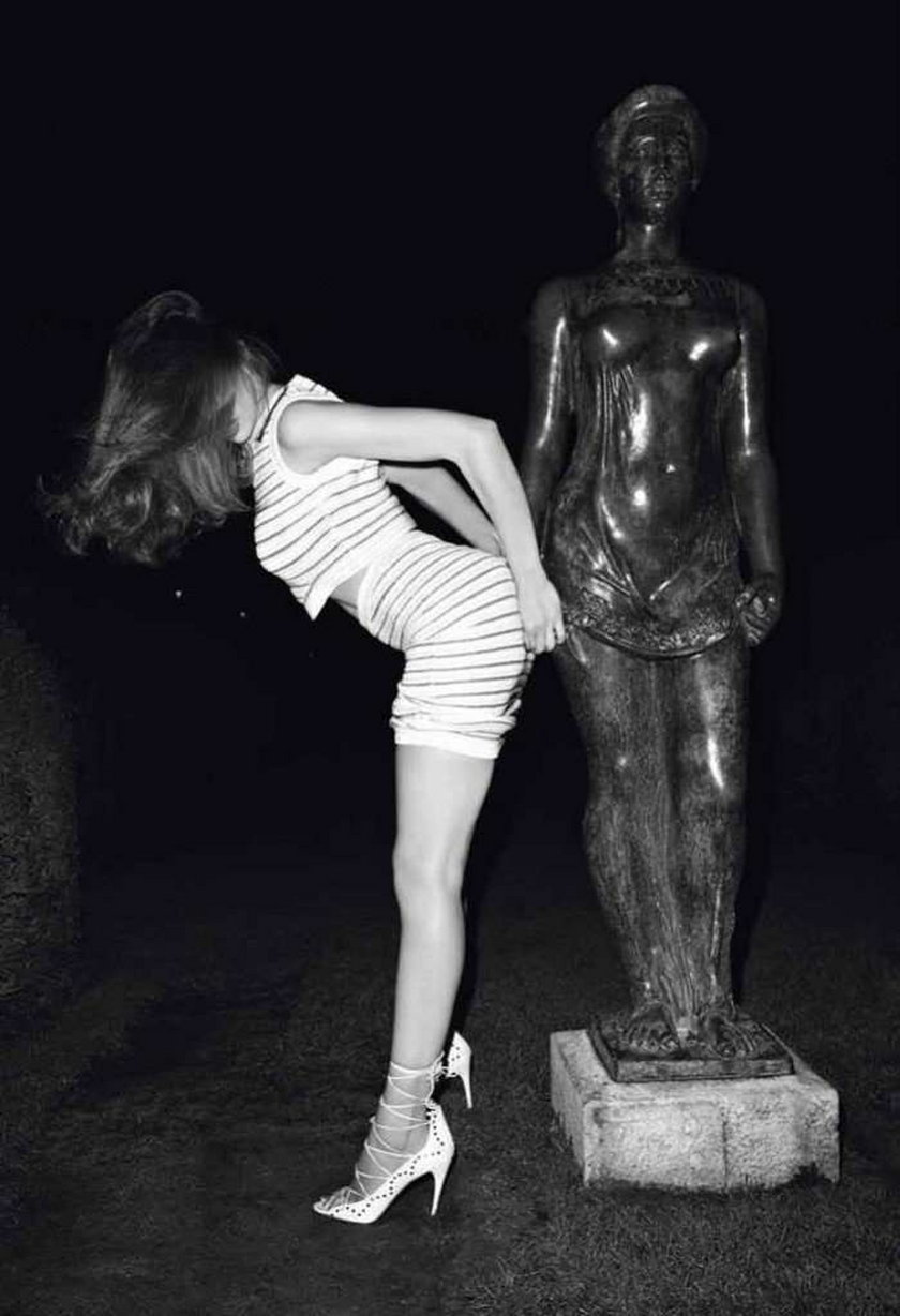Znana modelka uprawia seks z pomnikami. Foto