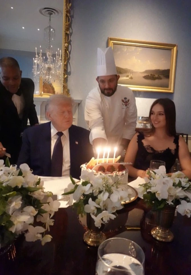 Donald Tramp gasi rođendanske svećice u društvu unuke Arabele Kušner, ćerke Ivanke Tramp i Džareda Kušnera