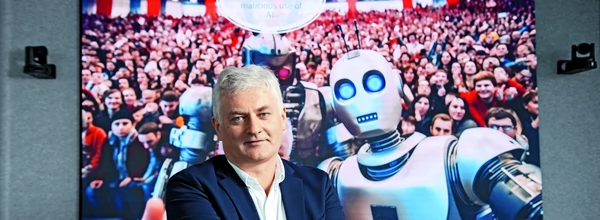 Piotr Sankowski, profesor w Instytucie Informatyki na Uniwersytecie Warszawskim, prezes IDEAS NCBR (państwowego ośrodka badawczo-rozwojowego działającego w obszarze AI, który ma łączyć środowisko akademickie z biznesowym), współtwórca firmy MIM Solutions, brązowy medalista Międzynarodowej Olimpiady Informatycznej z 1997 roku, jedyny Polak, który zdobył cztery granty Europejskiej Rady ds. Badań Naukowych.