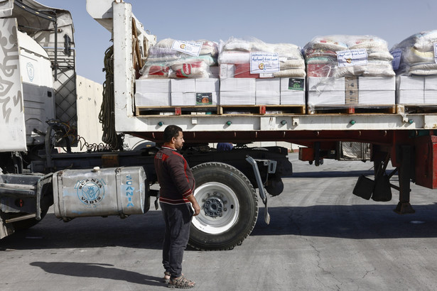 Ciężarówka World Central Kitchen wjeżdża do Gazy w Kerem Shalom (styczeń 2024).
