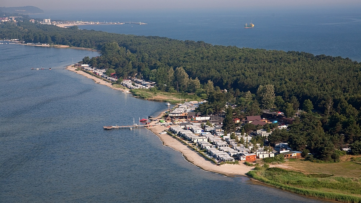 Windsurfing na półwyspie Helskim to trudna sprawa. Cierpliwość trzeba tu mieć do pogody, organizatorów szkółek surfingowo-kite'owych i pociągu z silnikiem Diesla.