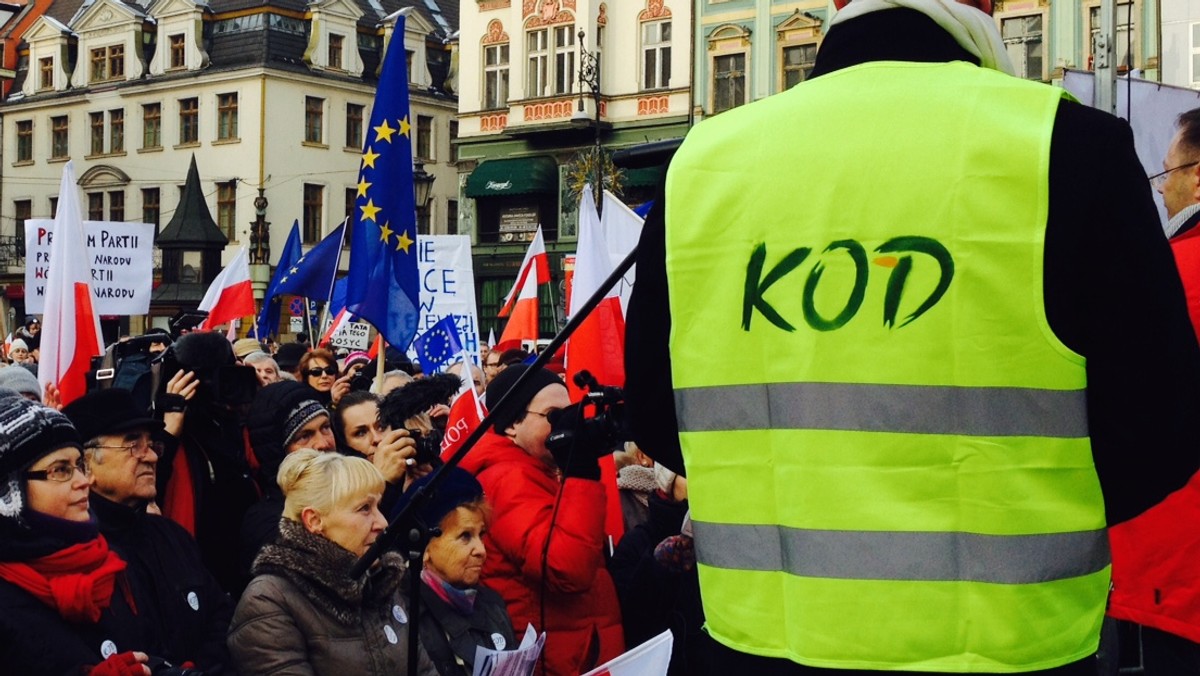 W poniedziałek świętokrzyscy nauczyciele organizują pikietę "NIE dla chaosu w szkole". W ten sposób chcą zaprotestować przeciwko ich zdaniem nieprzemyślanym i szkodliwym zmianom w edukacji, jakie proponuje rząd. Do protestu przyłącza się też świętokrzyski Komitet Obrony Demokracji.