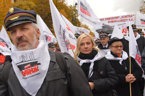 Związkowcy z regionu śląsko-dąbrowskiego manifestują przed KPRM w Warszawie