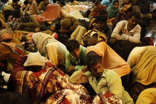 Przerażające zdjęcia z Nepalu. Ludzie stłoczeni w obozach, operacje pod gołym niebem