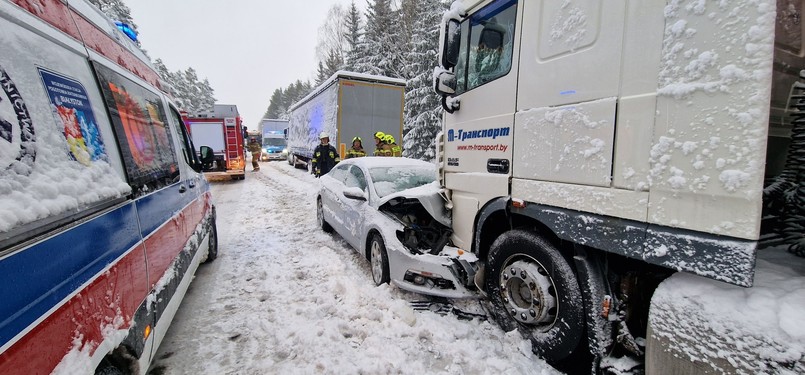 Wypadek drogowy i interwencja strażaków OSP Gródek. Zima w kwietniu w województwie podlaskim