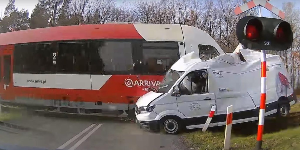 Pociąg staranował samochód. Wstrząsający film z wypadku