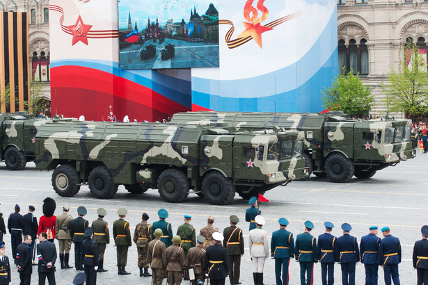 Wóz transportowy lądowego pocisku balistycznego krótkiego zasięgu Iskander podczas parady w Moskwie.
