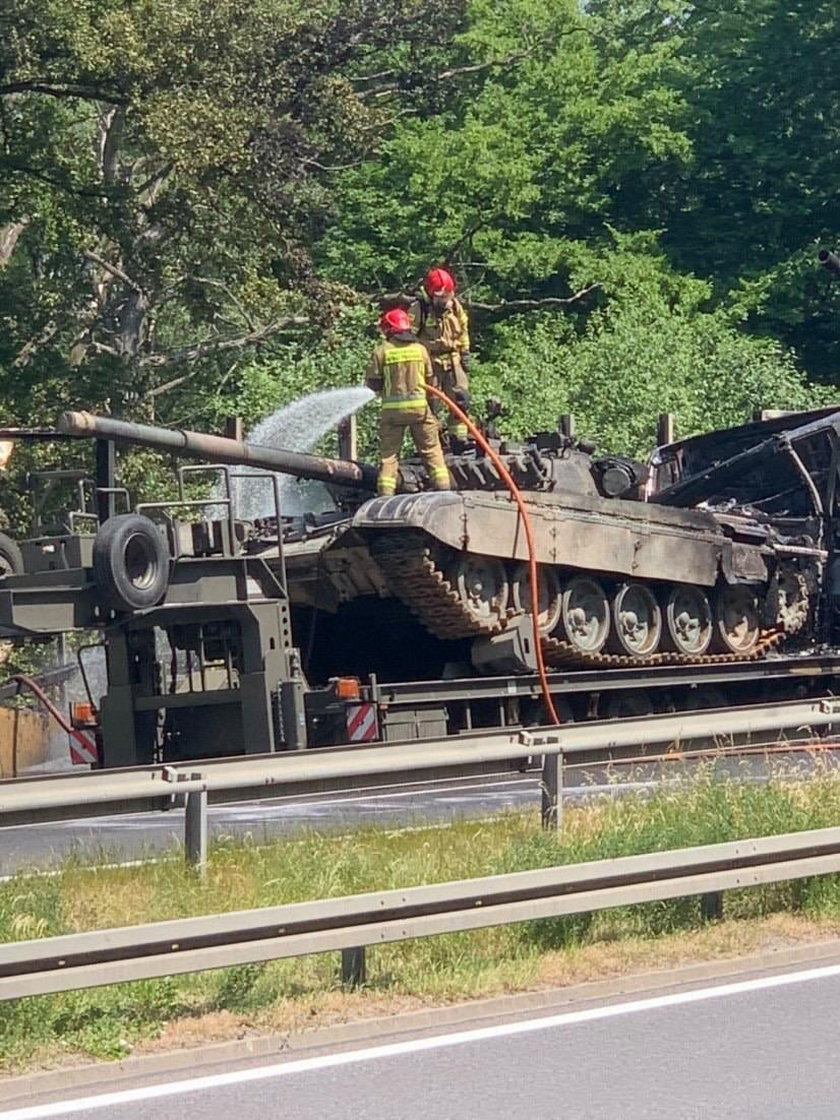 Pożar czołgu i wybuchy na autostradzie A6.