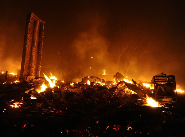 Pół tysiąca domów poszło z dymem. Ogromny pożar sieje zniszczenie