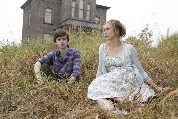 Vera Farmiga i Freddie Highmore w serialu 'Bates Motel'