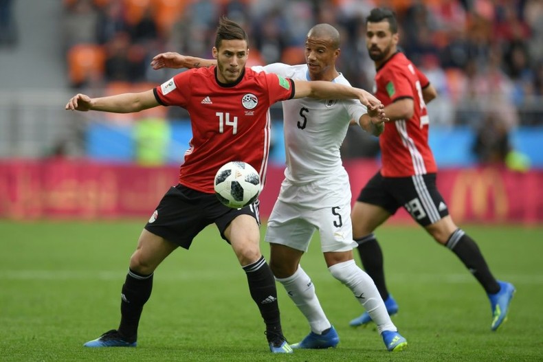 مهاجم نجم بيراميدز رمضان صبحي (يسار) يلعب لمصر ضد أوروجواي في مونديال روسيا 2018.