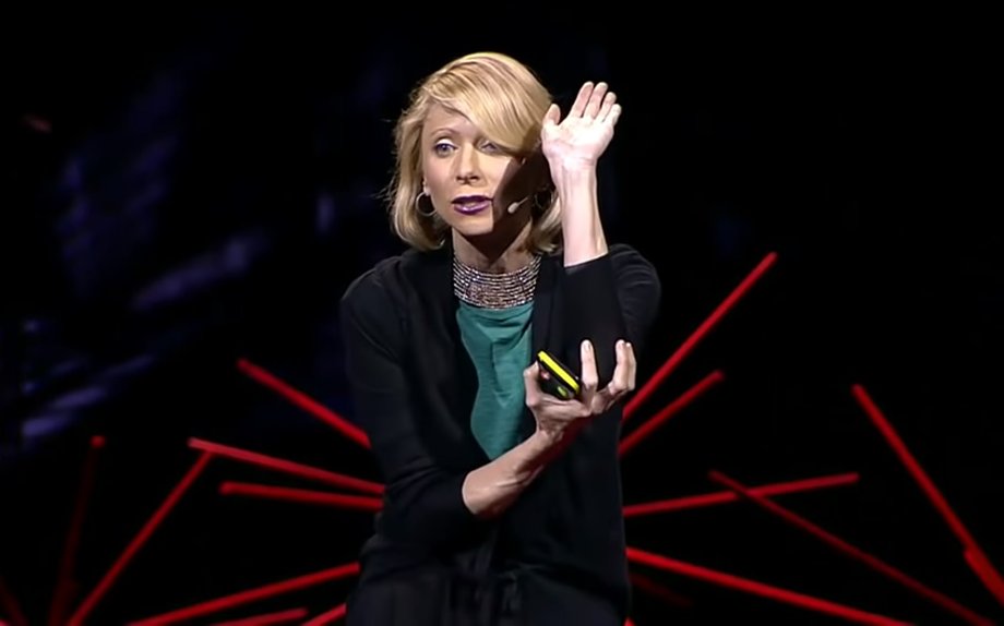 Profesor Amy Cuddy podczas wykładu na temat mowy ciała