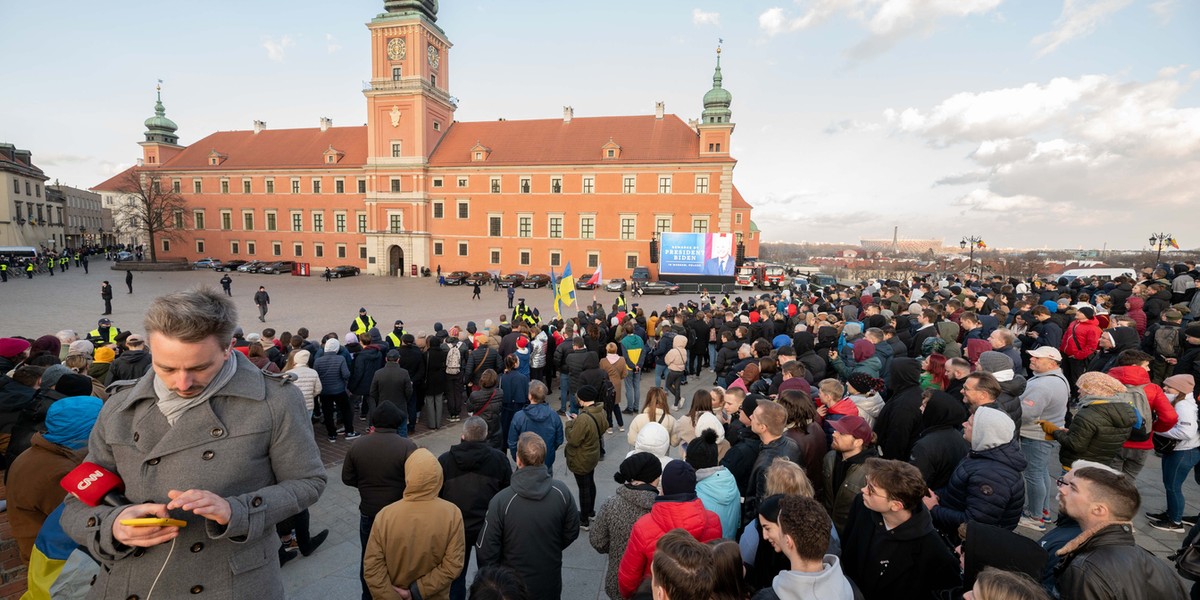 Na Plac Zamkowy przybyło wiele osób, chcących posłuchać przemówienia prezydenta USA. Opinie o jego treści były skrajnie różne.