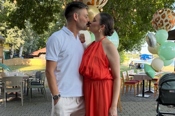 RAZMENJUJE NEŽNOSTI SA 18 GODINA MLAĐOM ŽENOM Glumac godinama maštao o porodici, pa dobio sina u 46. godini: "Plakao sam od sreće kad sam saznao da je trudna"