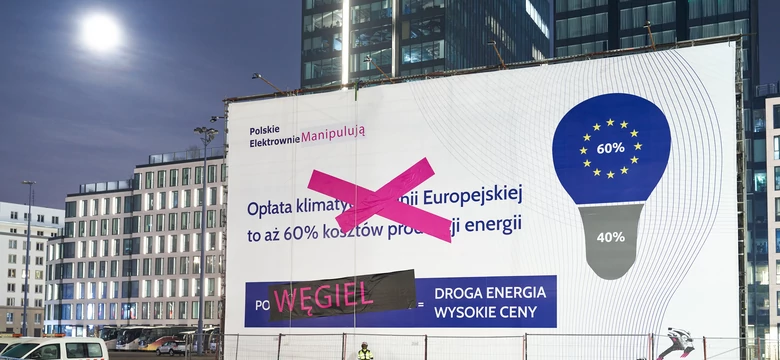 Aktywiści przerobili olbrzymi billboard "kampanii żarówkowej". Nocna akcja Greenpeace