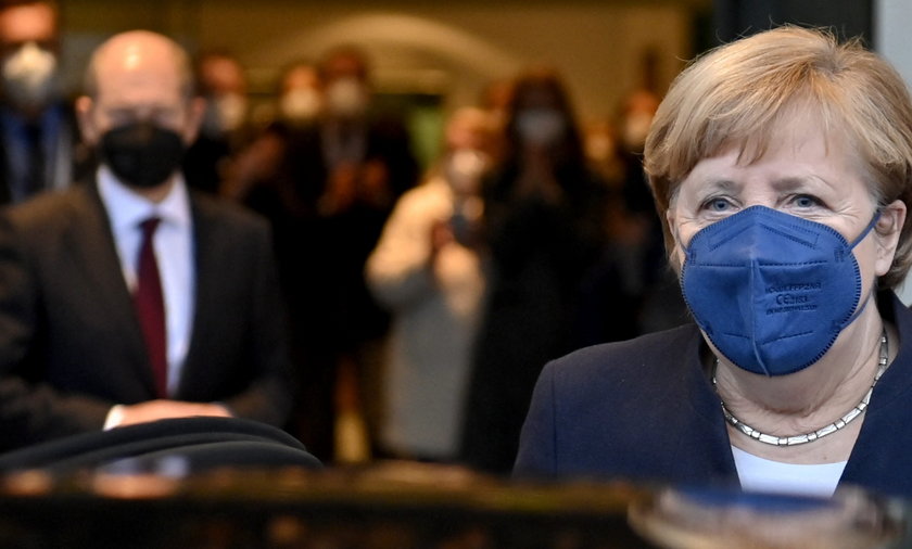 Angela Merkel przekazała urząd kanclerski Olafowi Scholzowi.